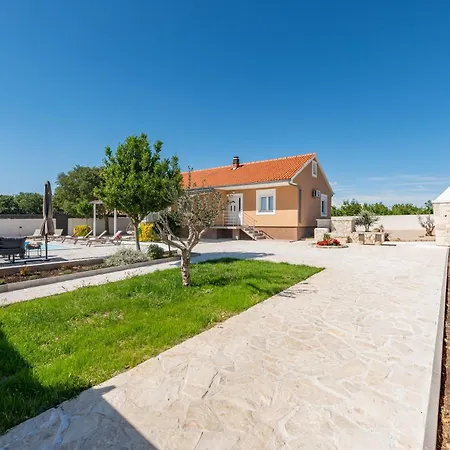 Vakantiehuis Lamar - With Heated Pool And Whirlpool *