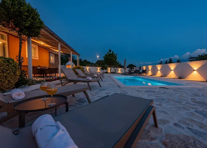 Lamar - With Heated Pool And Whirlpool Vakantiehuis Rastevic