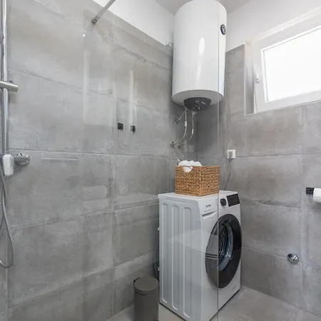 Vakantiehuis Lamar - With Heated Pool And Whirlpool Rastevic