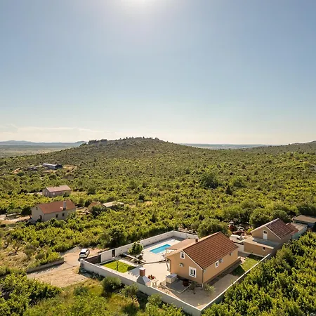 Lamar - With Heated Pool And Whirlpool Vakantiehuis Rastevic