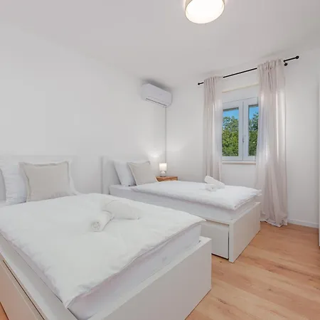 Vakantiehuis Lamar - With Heated Pool And Whirlpool Rastevic