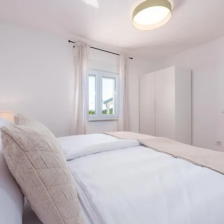 Vakantiehuis Lamar - With Heated Pool And Whirlpool