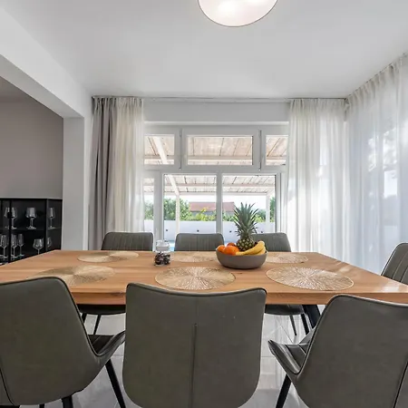 Lamar - With Heated Pool And Whirlpool Vakantiehuis Rastevic