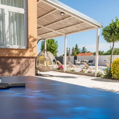 Lamar - With Heated Pool And Whirlpool Vakantiehuis Rastevic